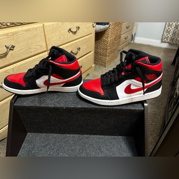 Jordan 1 Mid Bred Toe - Picture 2 of 3